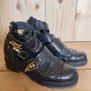 TOPSHOP Cut Out Detailed Leather Ankle Boots